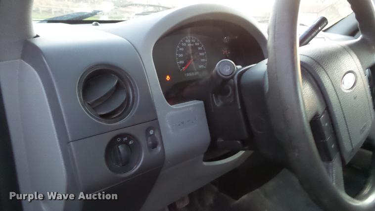 image for item J5718 2005 Ford F150 XL pickup truck