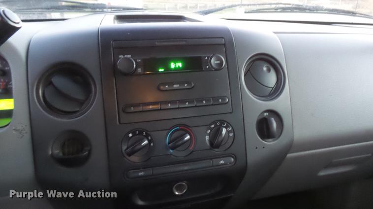 image for item J5718 2005 Ford F150 XL pickup truck