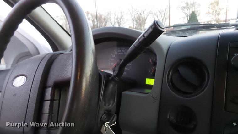 image for item J5718 2005 Ford F150 XL pickup truck