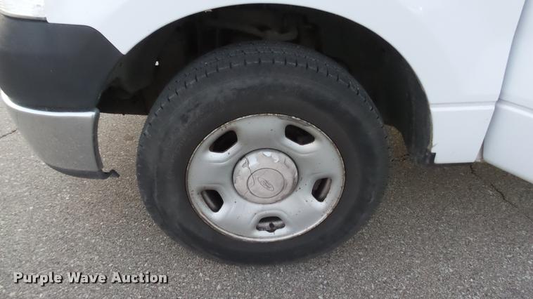 image for item J5718 2005 Ford F150 XL pickup truck