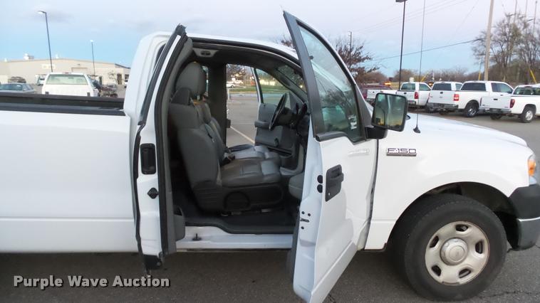 image for item J5718 2005 Ford F150 XL pickup truck