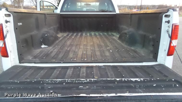 image for item J5718 2005 Ford F150 XL pickup truck