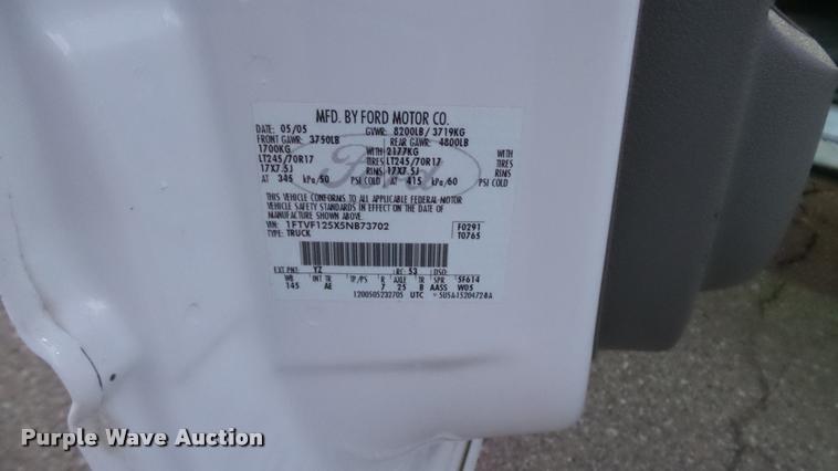 image for item J5718 2005 Ford F150 XL pickup truck