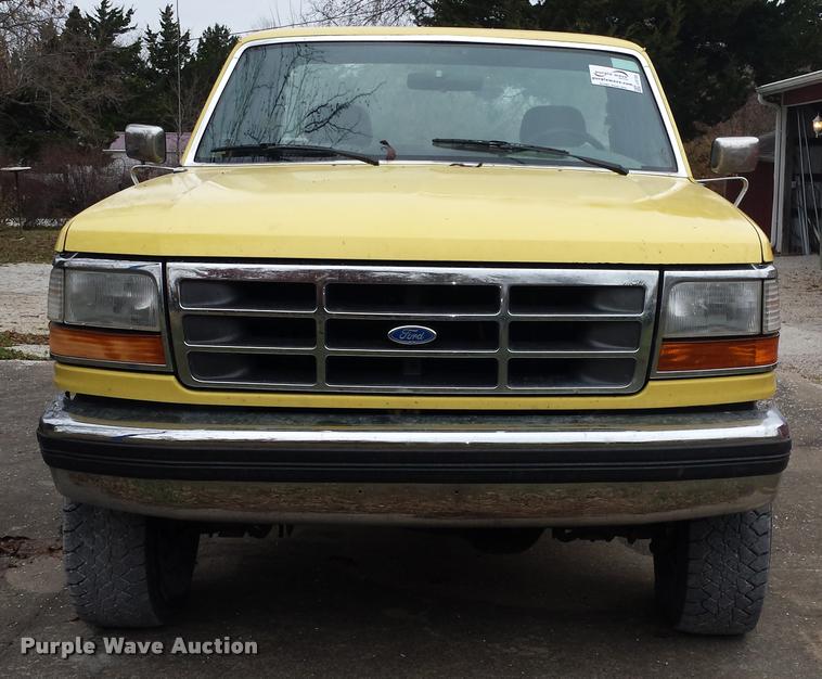 image for item J5732 1993 Ford F250 XLT utility truck