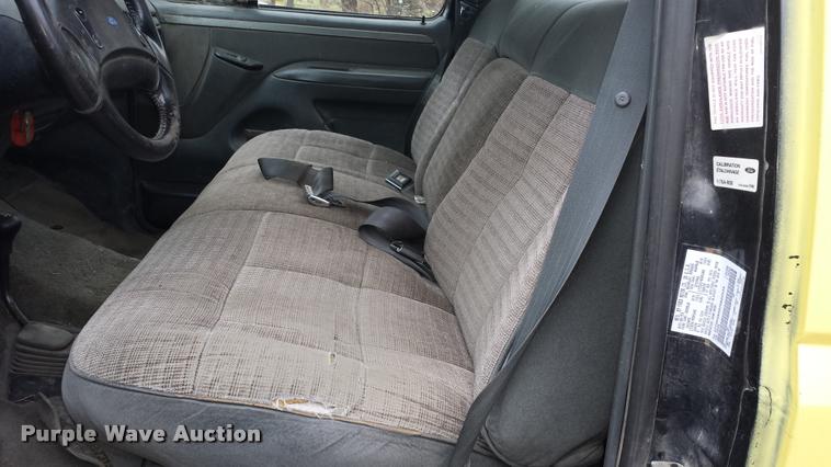 image for item J5732 1993 Ford F250 XLT utility truck