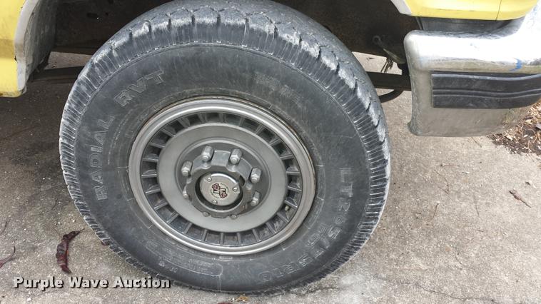 image for item J5732 1993 Ford F250 XLT utility truck