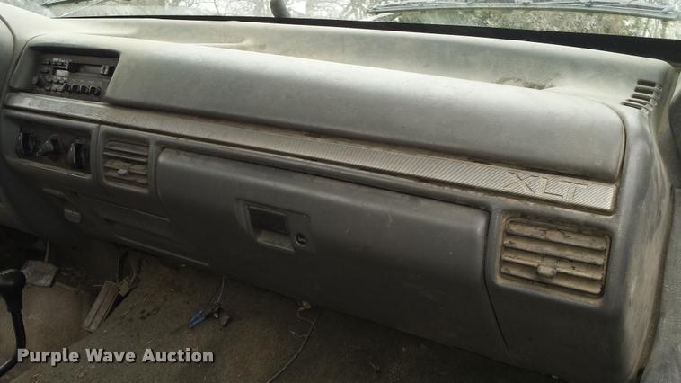 image for item J5732 1993 Ford F250 XLT utility truck