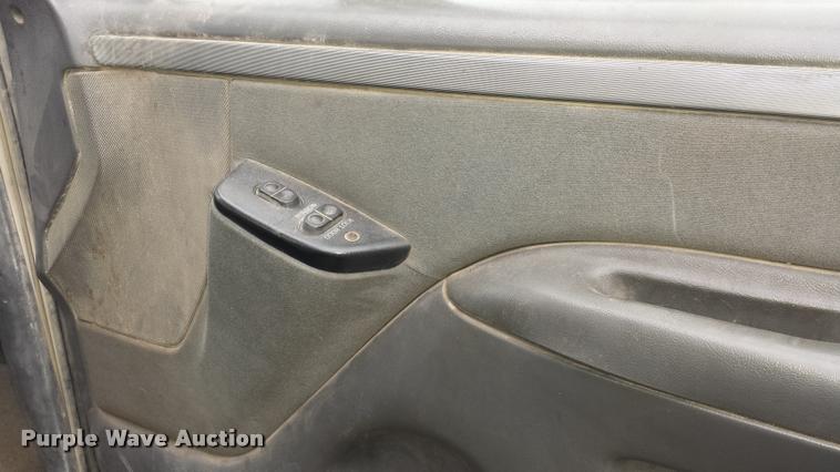 image for item J5732 1993 Ford F250 XLT utility truck