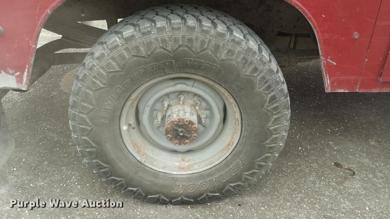 image for item J5732 1993 Ford F250 XLT utility truck