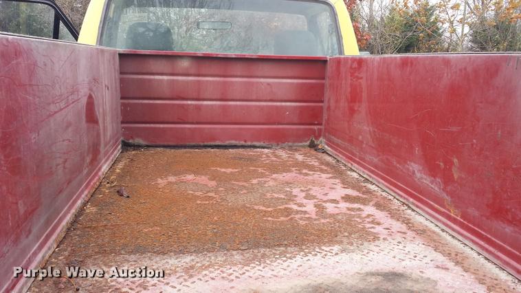 image for item J5732 1993 Ford F250 XLT utility truck