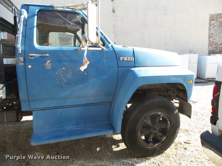 image for item K1013 1989 Ford F600G flatbed truck