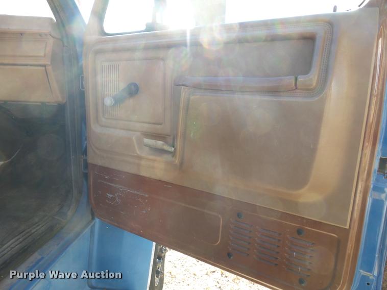 image for item K1013 1989 Ford F600G flatbed truck