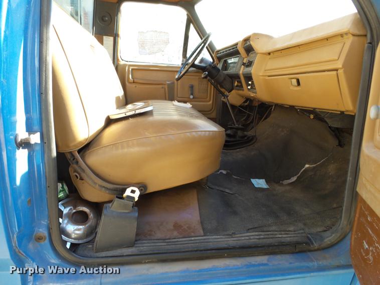 image for item K1013 1989 Ford F600G flatbed truck