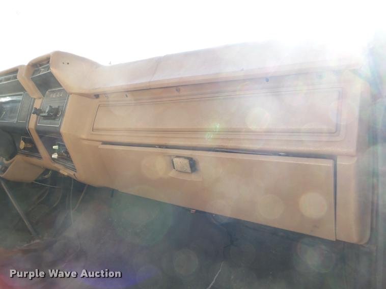 image for item K1013 1989 Ford F600G flatbed truck