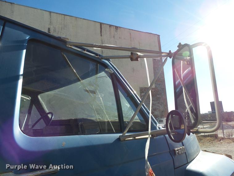 image for item K1013 1989 Ford F600G flatbed truck