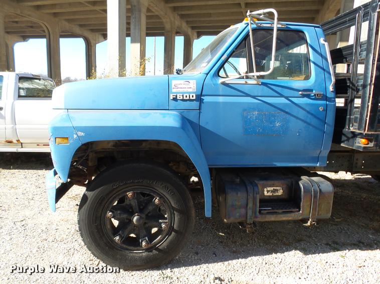 image for item K1013 1989 Ford F600G flatbed truck