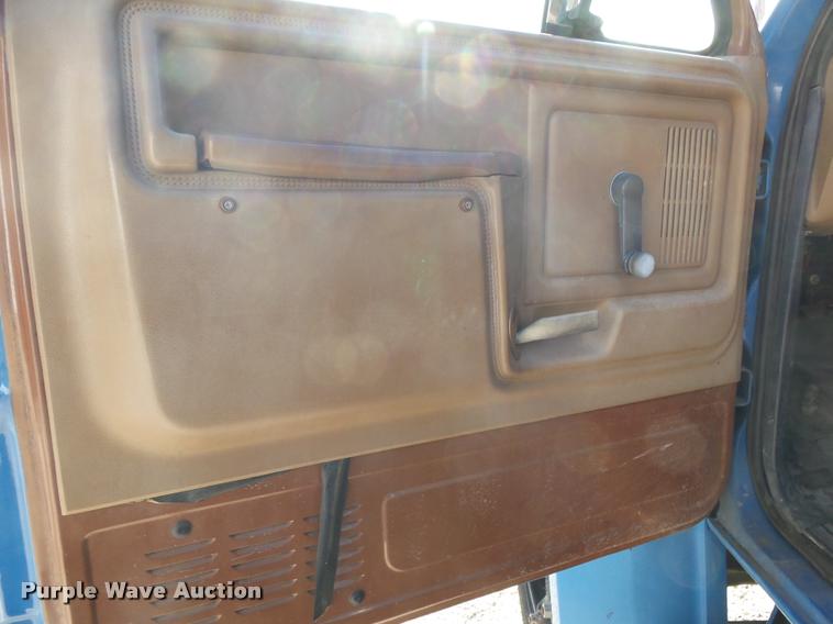 image for item K1013 1989 Ford F600G flatbed truck