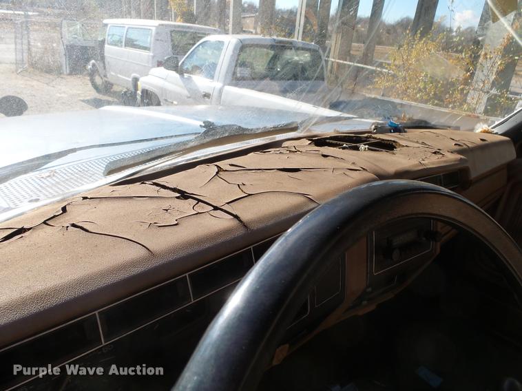 image for item K1013 1989 Ford F600G flatbed truck