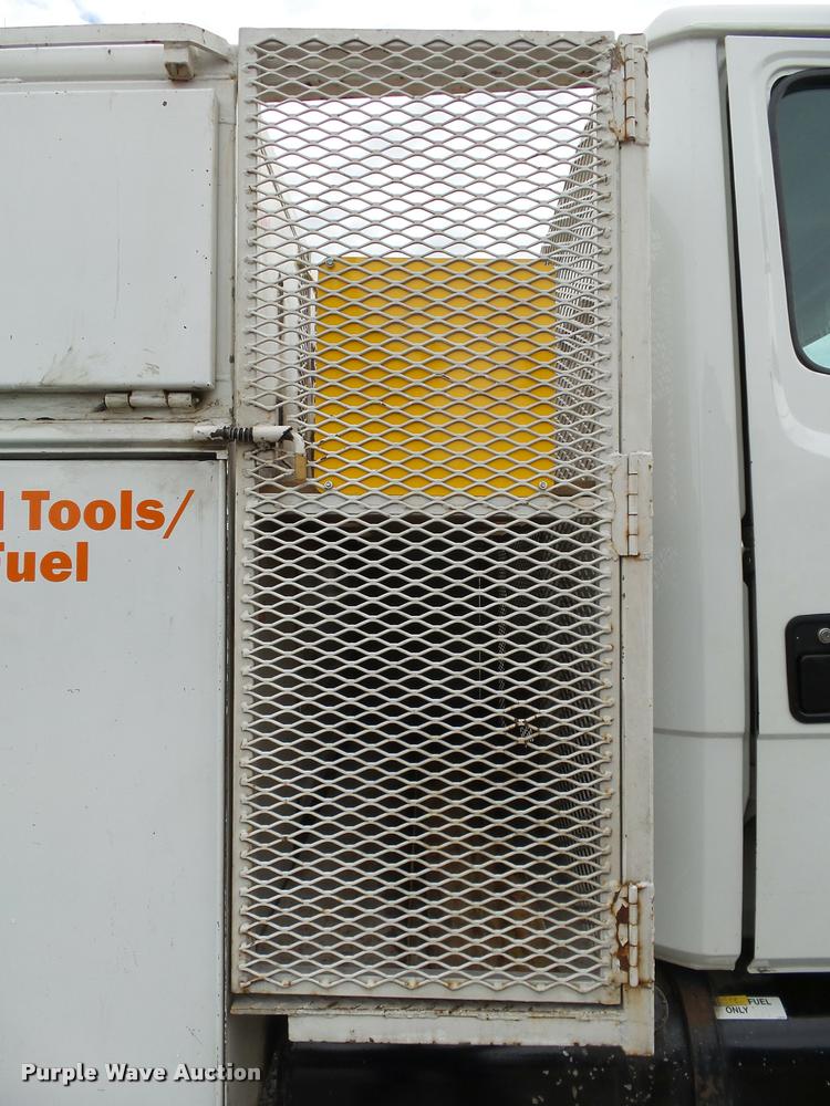 image for item K1015 1995 Freightliner Business Class FL60 utility truck