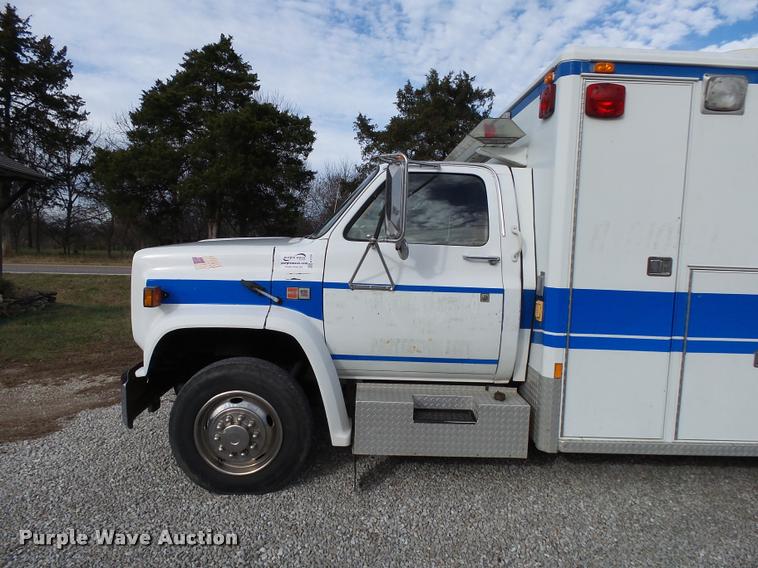 image for item K1016 1990 GMC TopKick 7000 ambulance