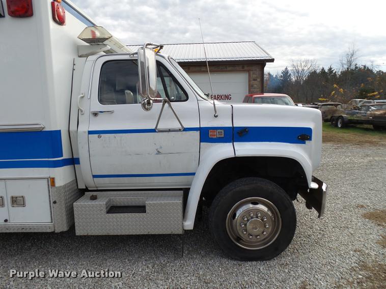 image for item K1016 1990 GMC TopKick 7000 ambulance