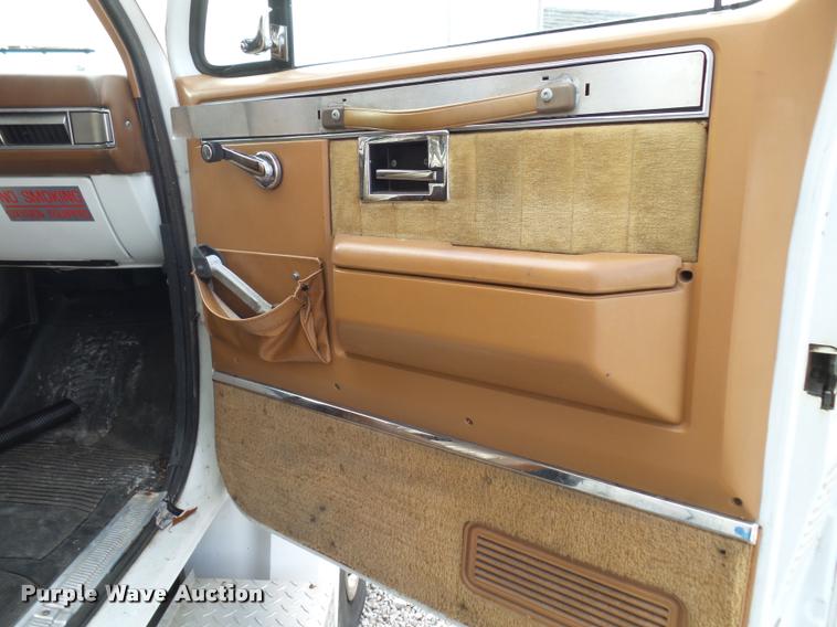 image for item K1016 1990 GMC TopKick 7000 ambulance