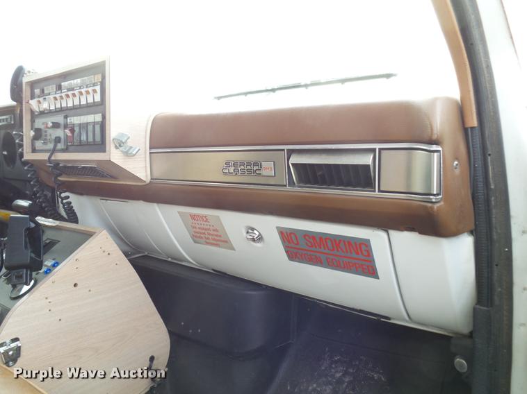 image for item K1016 1990 GMC TopKick 7000 ambulance