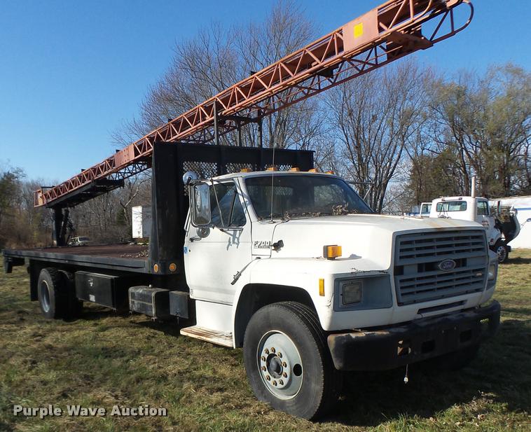 image for item K5517 1992 Ford F700 flatbed truck