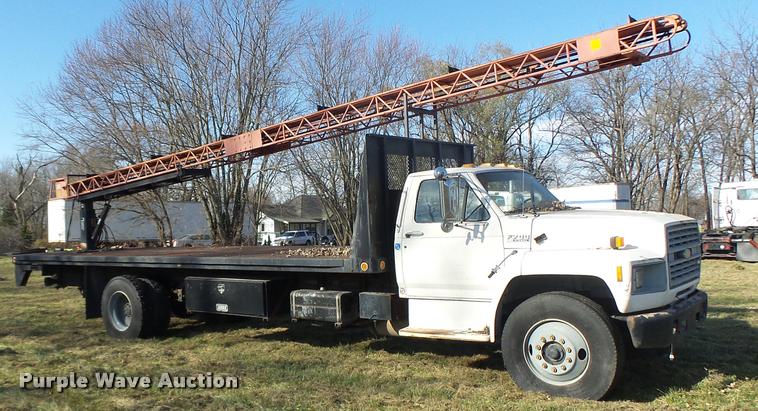 image for item K5517 1992 Ford F700 flatbed truck