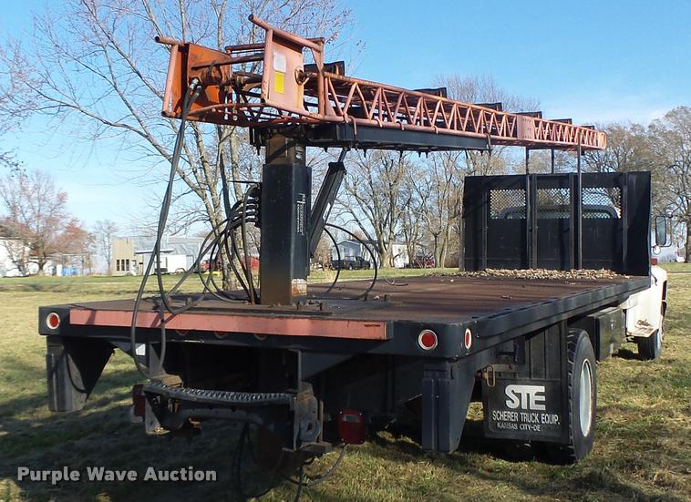 image for item K5517 1992 Ford F700 flatbed truck