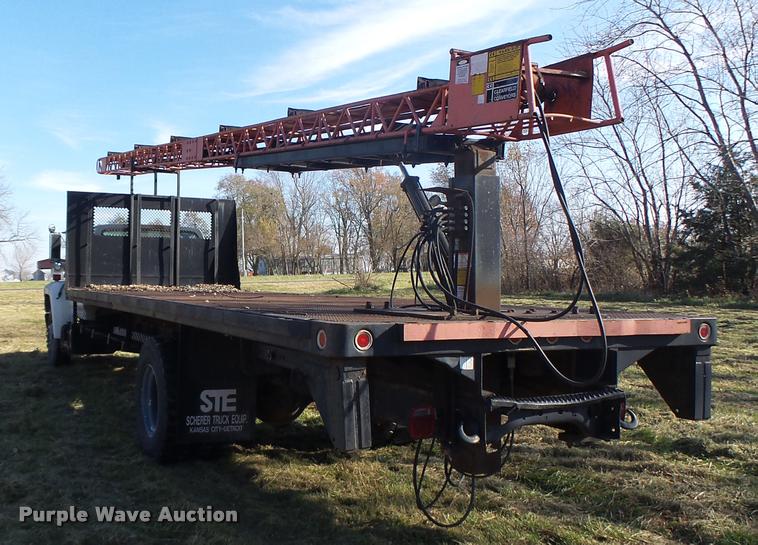 image for item K5517 1992 Ford F700 flatbed truck
