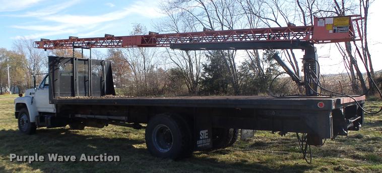 image for item K5517 1992 Ford F700 flatbed truck