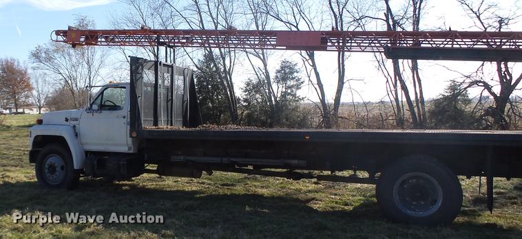 image for item K5517 1992 Ford F700 flatbed truck