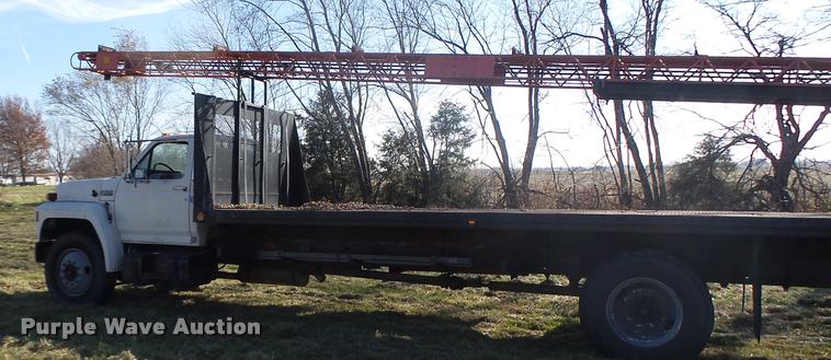 image for item K5517 1992 Ford F700 flatbed truck