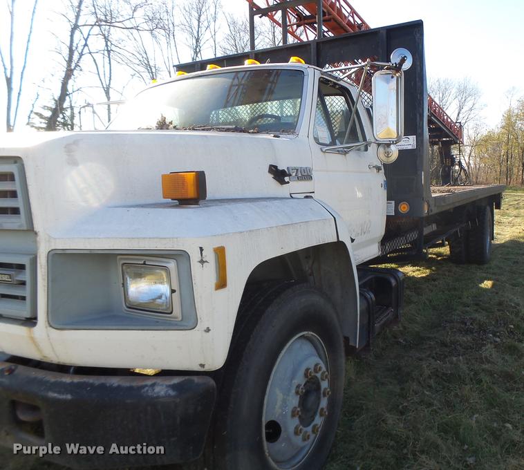 image for item K5517 1992 Ford F700 flatbed truck
