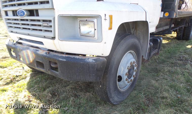 image for item K5517 1992 Ford F700 flatbed truck