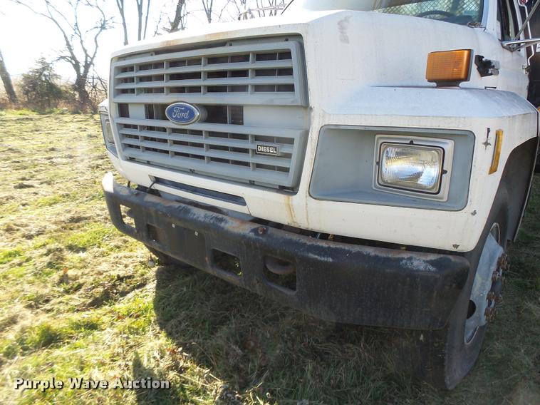 image for item K5517 1992 Ford F700 flatbed truck