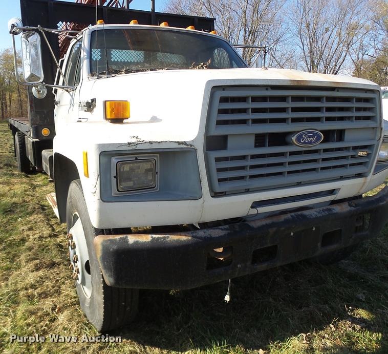 image for item K5517 1992 Ford F700 flatbed truck