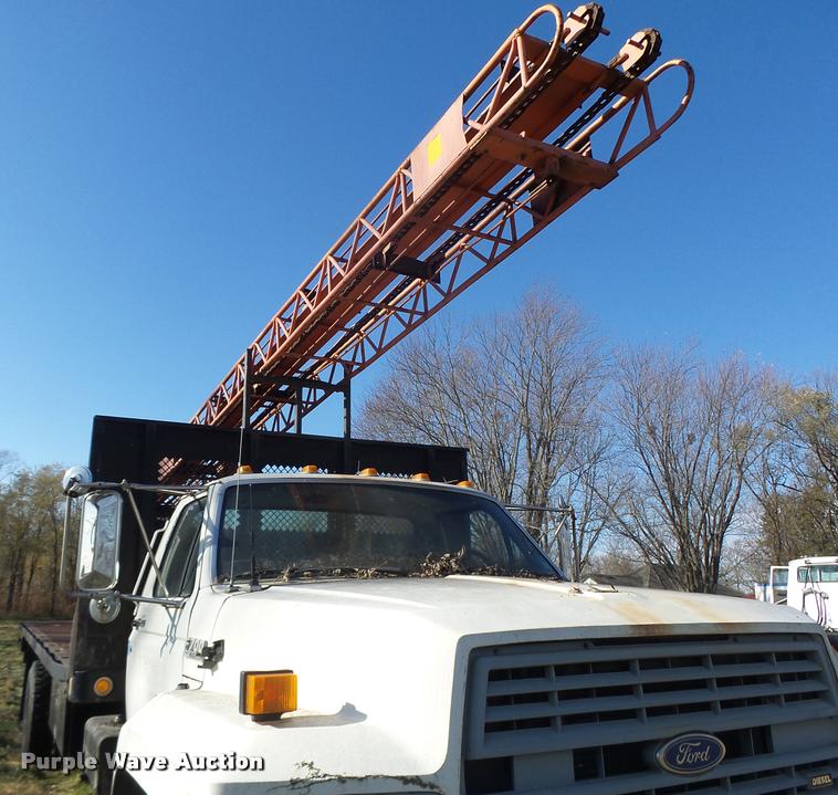 image for item K5517 1992 Ford F700 flatbed truck