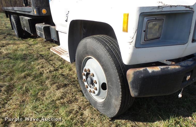 image for item K5517 1992 Ford F700 flatbed truck