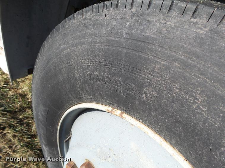 image for item K5517 1992 Ford F700 flatbed truck