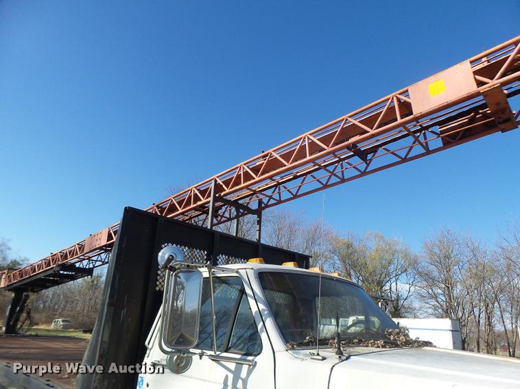 image for item K5517 1992 Ford F700 flatbed truck