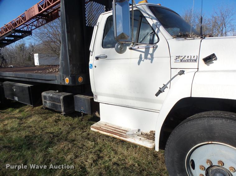 image for item K5517 1992 Ford F700 flatbed truck