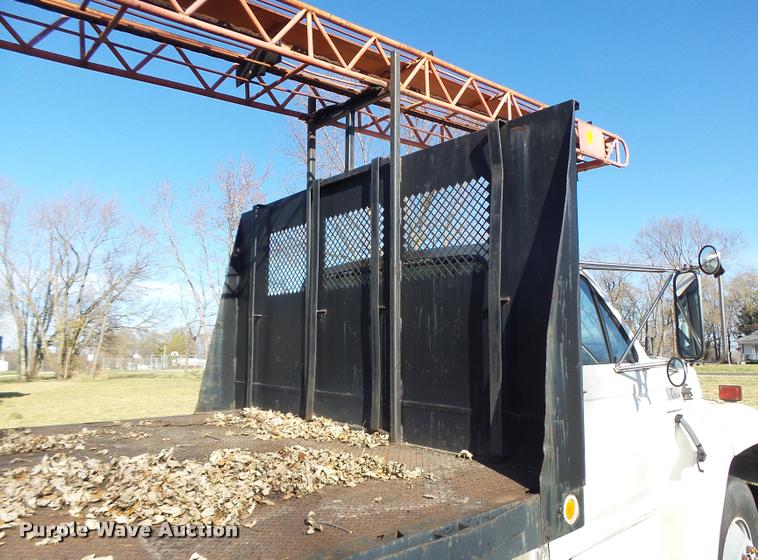 image for item K5517 1992 Ford F700 flatbed truck
