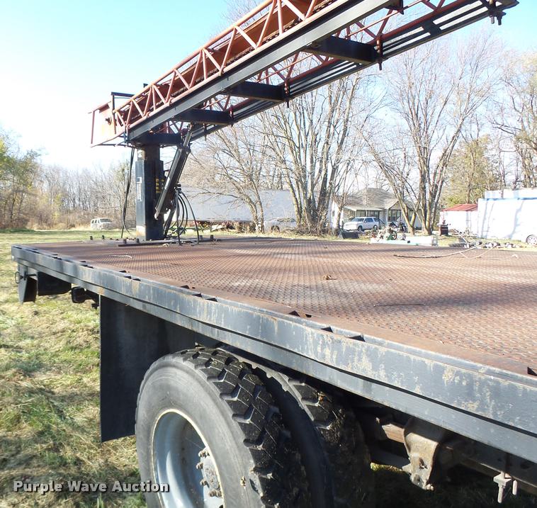 image for item K5517 1992 Ford F700 flatbed truck