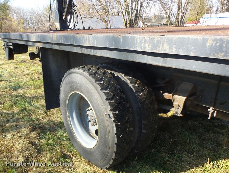 image for item K5517 1992 Ford F700 flatbed truck