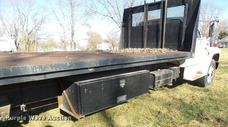 image for item K5517 1992 Ford F700 flatbed truck