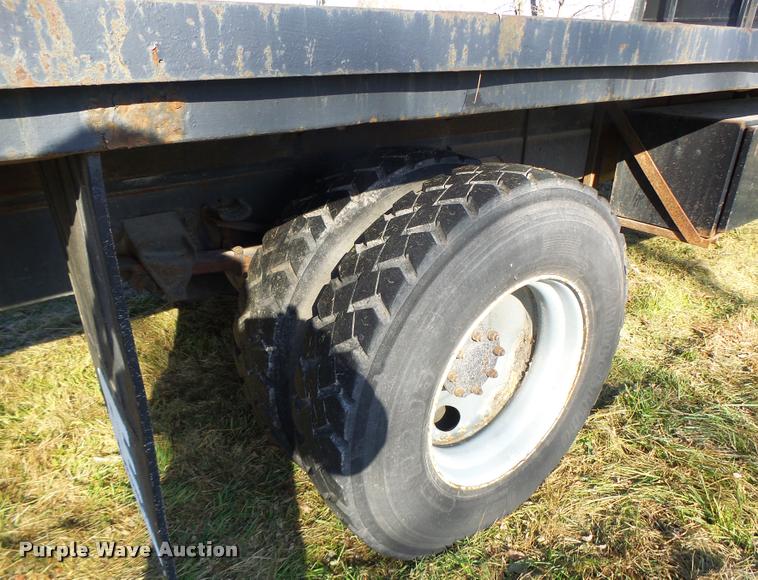 image for item K5517 1992 Ford F700 flatbed truck