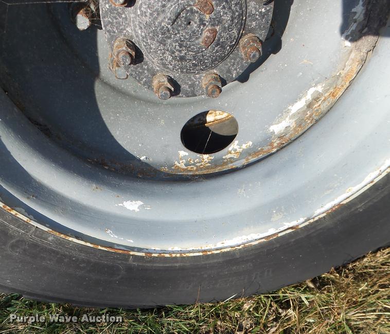 image for item K5517 1992 Ford F700 flatbed truck