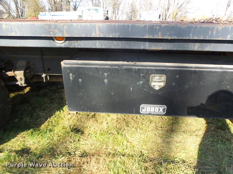 image for item K5517 1992 Ford F700 flatbed truck